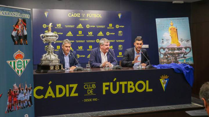 Puesta de largo. Manuel Vizcaíno, presidente del Cádiz, explicó ayer todos los detalles de la próxima edición del Trofeo Carranza.