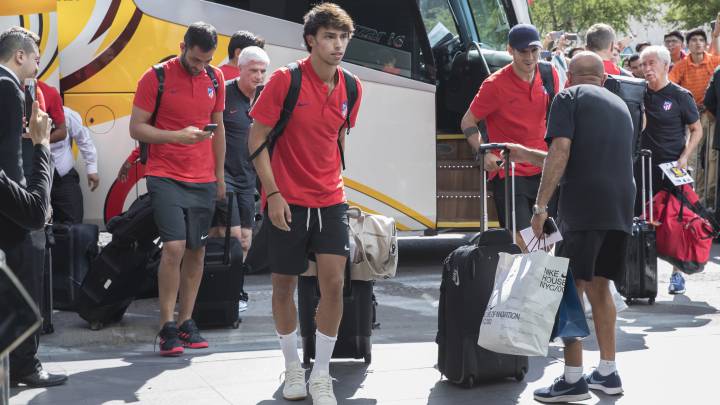 La expedición del Atlético, con Joao Félix en primer plano, a su llegada al hotel de concentración en San Luis Potosí.