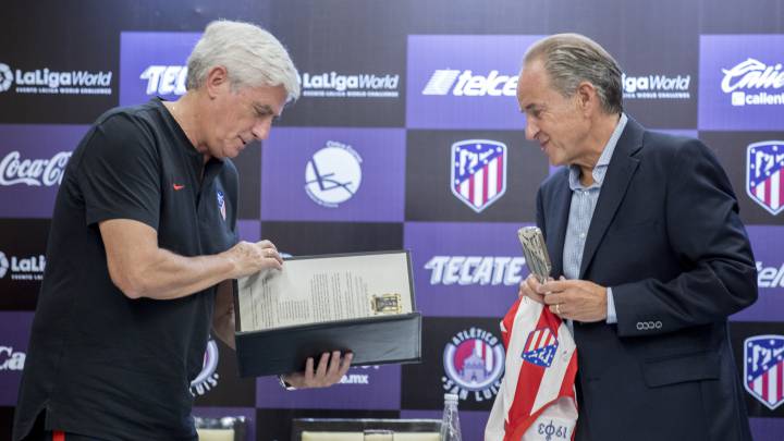 Clemente Villaverde durante la firma en el libro de visitas de San Luis Potosí.