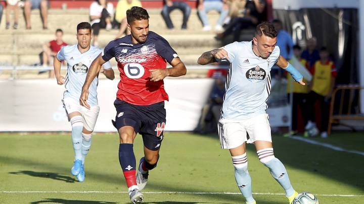 Iago Aspas golpea el balón durante el amistoso contra el Lille francés en Vilargarcía.