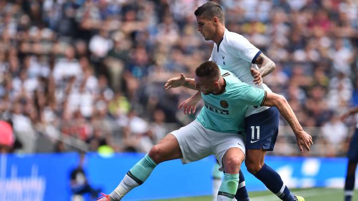 Erik Lamela pugna por un balón con Skriniar