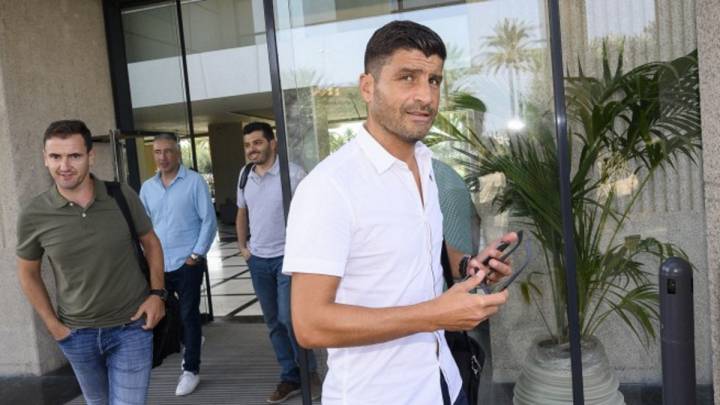Pedro Emanuel saliendo de la sede del Almería junto al resto de su cuerpo técnico (foto vía http://www.udalmeriasad.com).