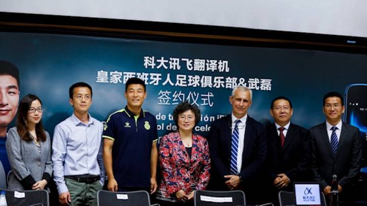 Wu Lei y García Pont en el acto de la presentación del aparato de traducción iFlytek.