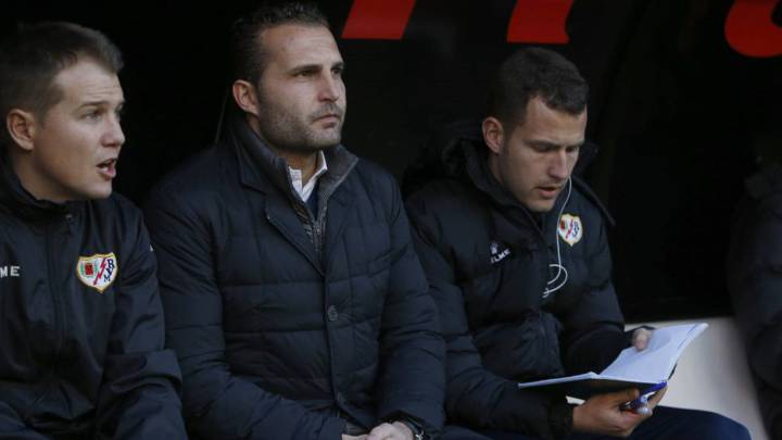 Rubén Baraja en uno de los partidos que dirigió como entrenador del Rayo Vallecano
