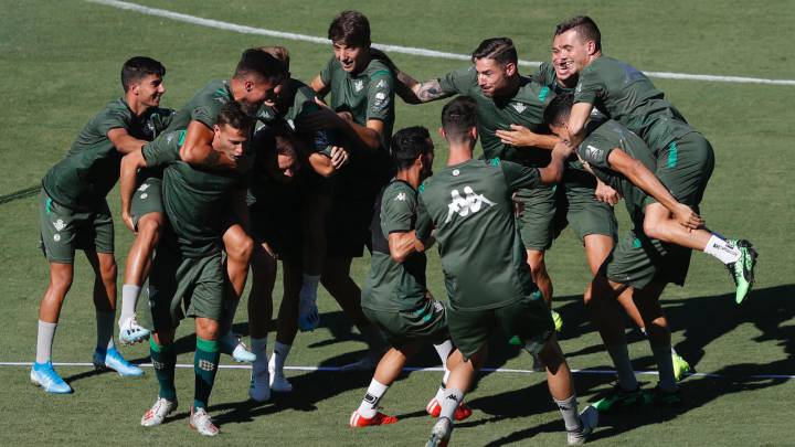 El Betis entrena sin Camarasa, que negocia su salida del club