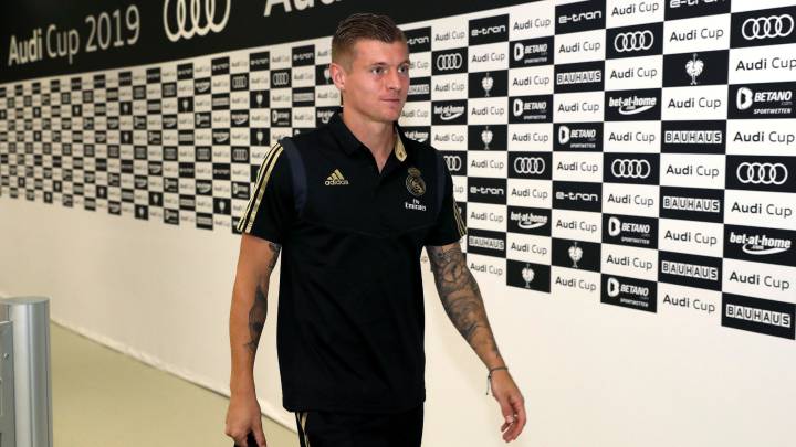 Toni Kroos en el centro tras un partido de Champions League.