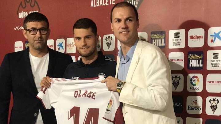 Roberto Olabe, presentado como futbolista del Albacete, cedido por el Eibar
