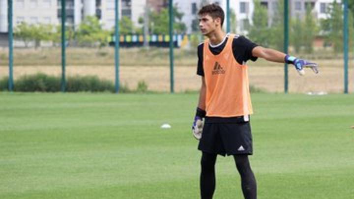 Alberto González durante su primer entrenamiento esta mañana con el Mirandés (foto vía Twitter @CDMirandes).