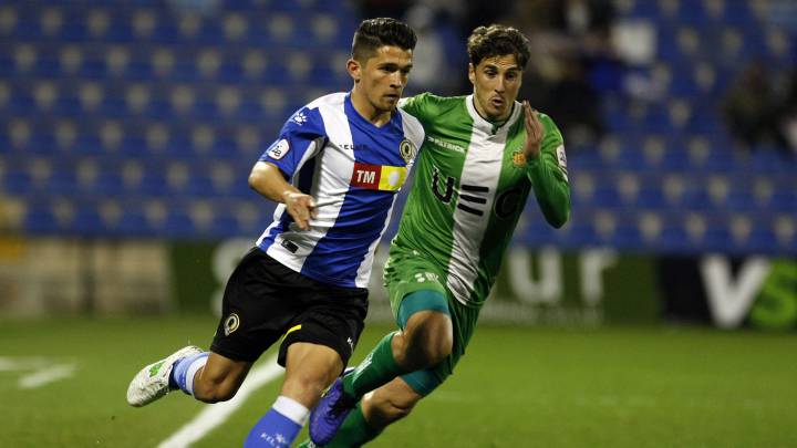Juanjo Nieto conduce el balón durante un partido con el Hércules el curso pasado.