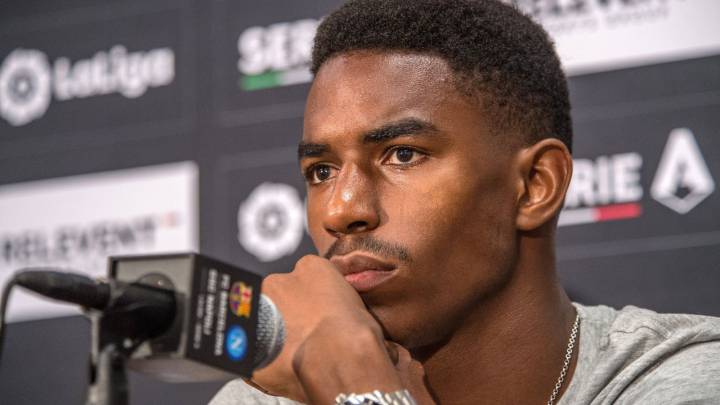 Junior Firpo durante la rueda de prensa previa al amistoso del Barcelona ante el Nápoles.
