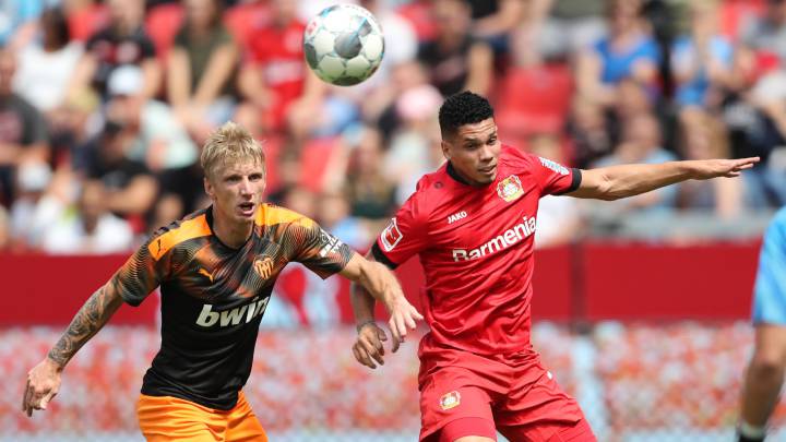 Daniel Wass con Paulinho.