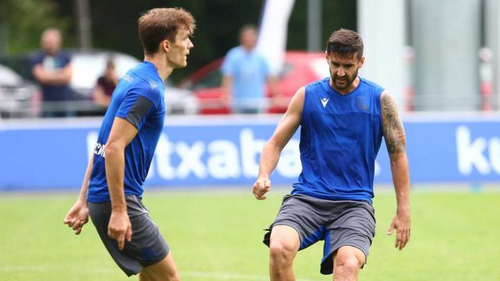 Diego Llorente se queda, Raúl Navas se va