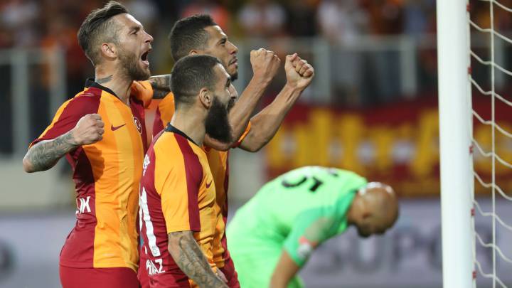 Belhanda celebra su gol en la Supercopa de Turquía ante el Akhisarspor.