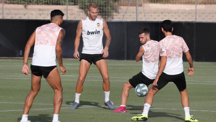 Uros Racic, en un rondo, esta pretemporada.