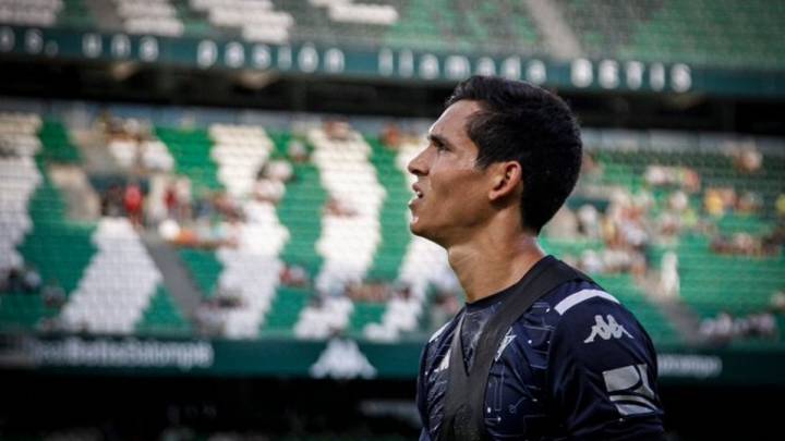 Aissa Mandi ejercitándose sobre el césped del benito Villamarín antes del Betis-Las Palmas (foto vía Twitter @RealBetis).
