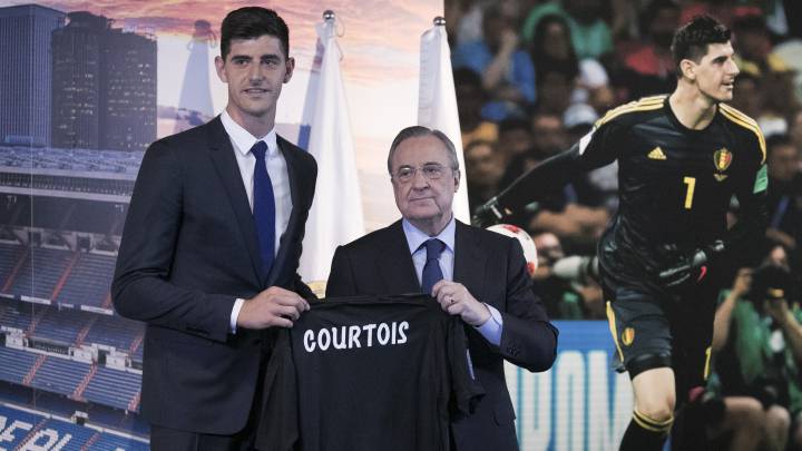 Courtois con Florentino Pérez en su presentación como madridista.