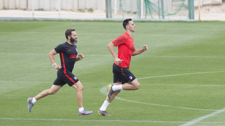 Kalinic junto a Carlos Menéndez, preparador físico rojiblanco, en la sesión del miércoles del Atlético.