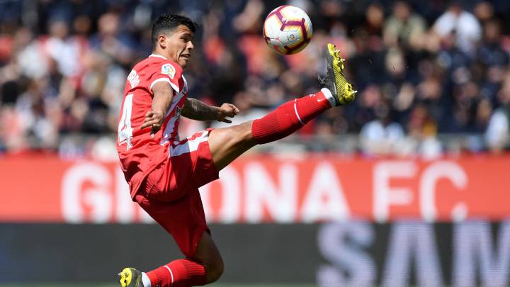 Pedro Porro controla un balón durante el Girona-Espanyol de la temporada pasada.