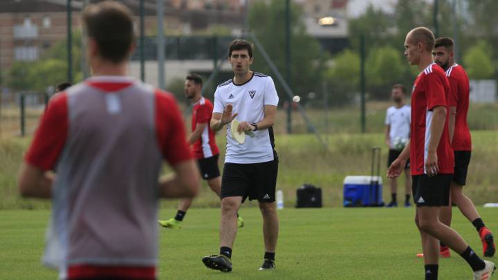 Andoni Iraola se reencontró con viejos compañeros en el amistoso que enfrentó a Mirandés y Athletic Club en Anduva y que finalizó con victoria visitante por 1-2.