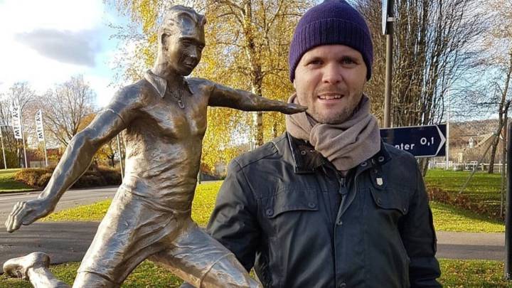 Magnus Carlsson, junto a la estatua de su abuelo Henry 'Garvis' Carlsson en Falköping.
