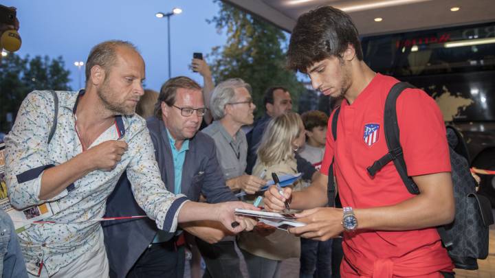 Joao Félix firmando autógrafos en la llegada del Atlético a Estocolmo para medirse a la Juventus.