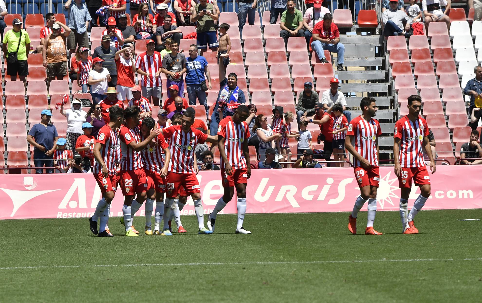Los jugadores del Almería celebran un gol la pasada temporada.