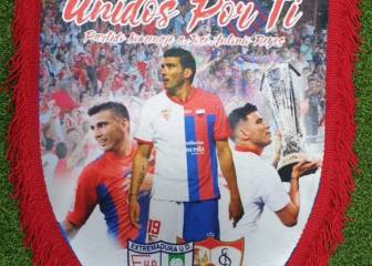 Flores y regalos en el homenaje a José Antonio Reyes