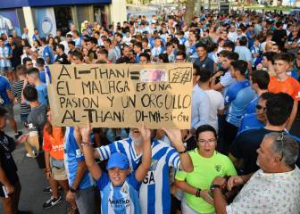 Peñas y aficionados del Málaga pidieron en la calle la marcha de Al Thani