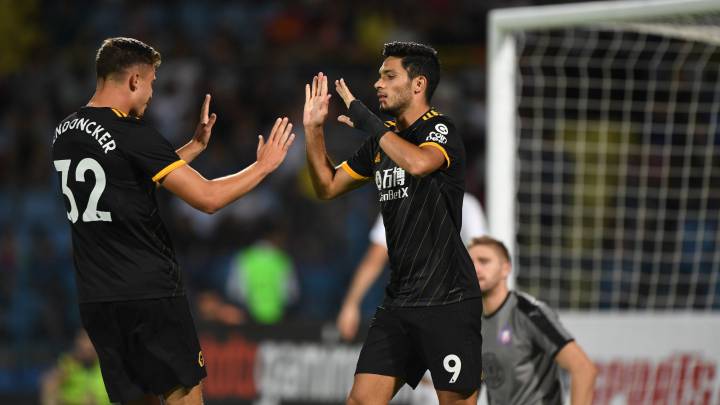 Raúl Jiménez celebra un gol con Dendoncker