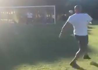 Roberto Carlos, a sus 46 años, clava el efecto de la falta más famosa del fútbol
