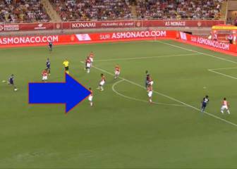 No suena real: El gol de Depay de caño al portero desde 30m