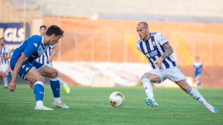 Sandro disputa un balón durante el partido entre Brescia y Valladolid.