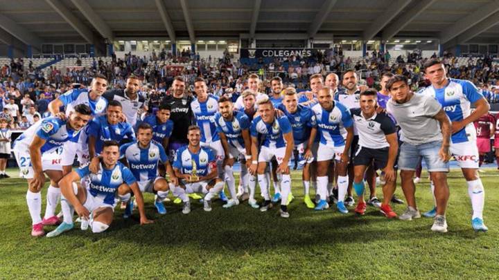 Los jugadores del Leganés con el Pepino de Oro