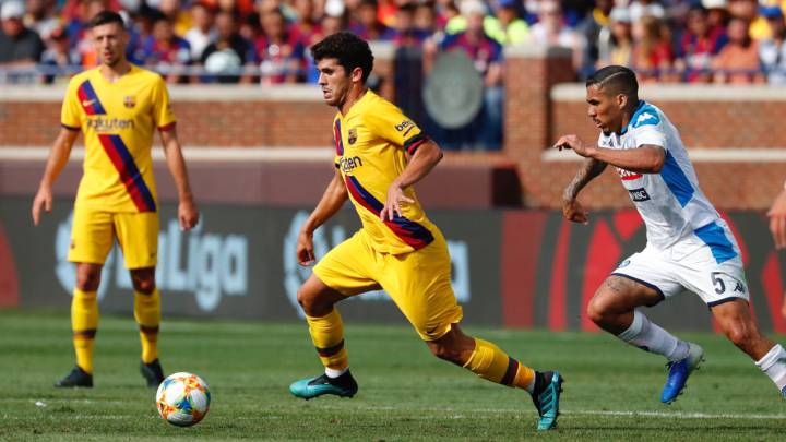 Carles Aleñá disputa un balón durante el partido de hoy.