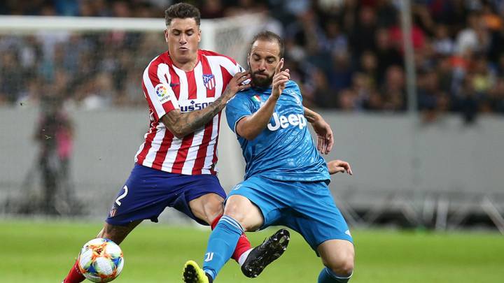 Giménez contra la Juventus.