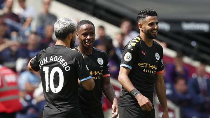 Agüero, Sterling y Mahrez celebran un gol con el Manchester City