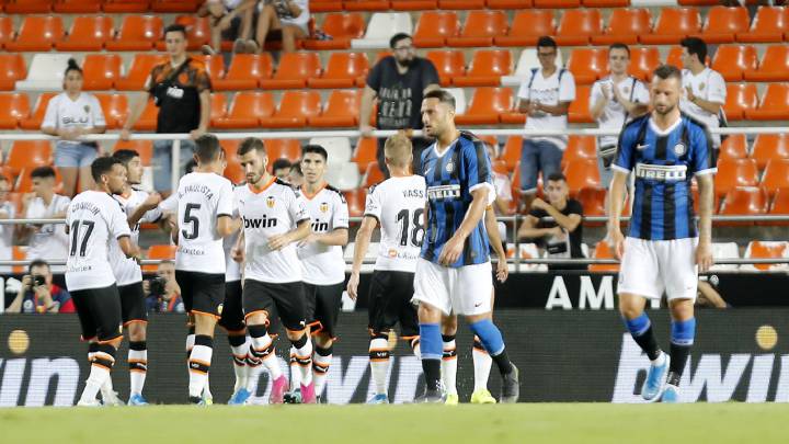 El Valencia celebra el gol de Soler, ante el Inter.