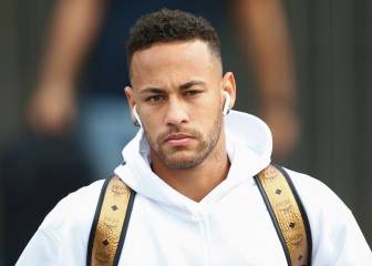 Barcelona officials fly to Paris for talks over Neymar signing