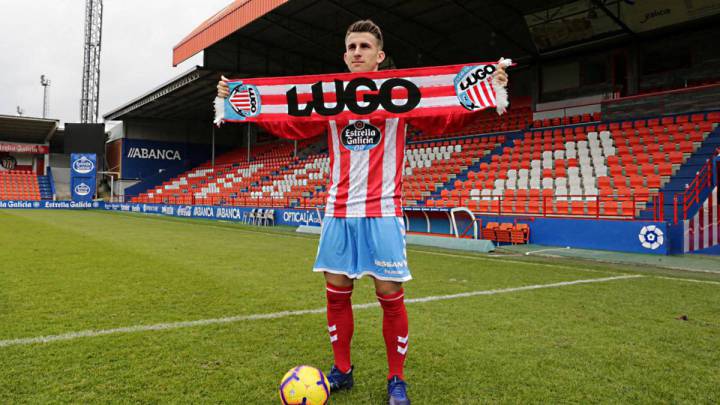 Gerard Valentín posa con la camiseta del Lugo