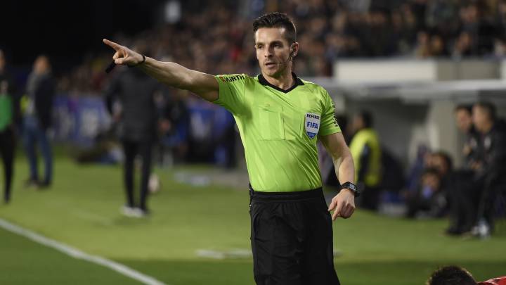 Carlos del Cerro Grande, que impartirá al Atlético una charla sobre las nuevas reglas del juego, en el Huesca-Athletic de la 2018-19.