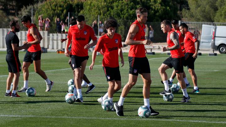 El Atlético se entrena con Correa, a la espera de destino, y sin Costa