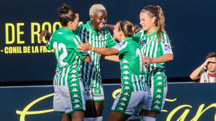 Abam celebra un gol con sus compañeras.