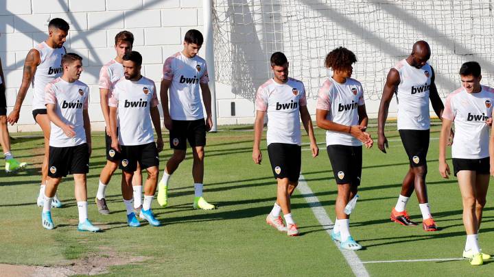 Mangala y Jaume Costa en su primer entrenamiento con el Valencia.