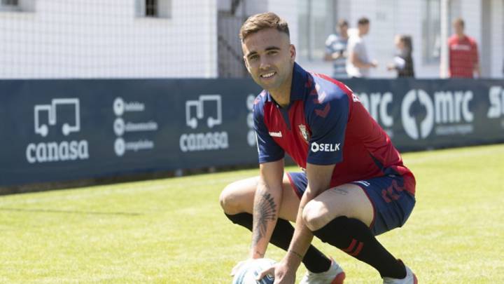 Rober Ibáñez posa sobre el césped de Tajonar durante su presentación como nuevo jugador de Osasuna (foto vía www.osasuna.es).
