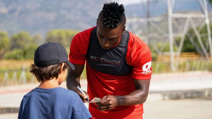Lago Junior firmando un autógrafo tras el entrenamiento de esta mañana (foto vía Twitter @RCD_Mallorca).