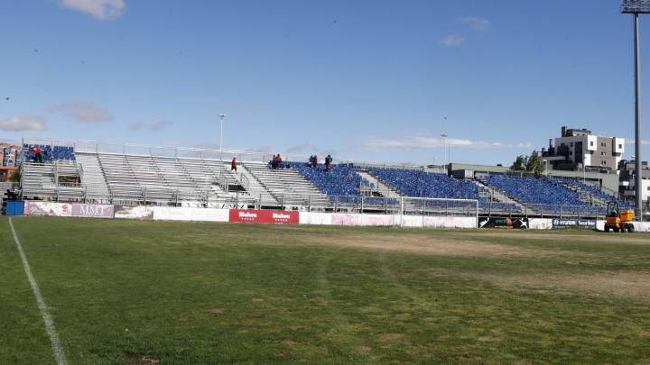 El Fuenlabrada le cambia el césped al Fernando Torres