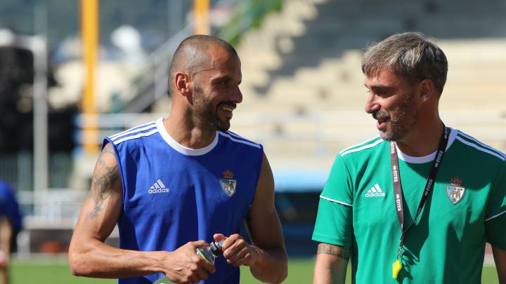 Yuri conversando con Bolo durante un entrenamiento de la Ponferradina en esta pretemporada.