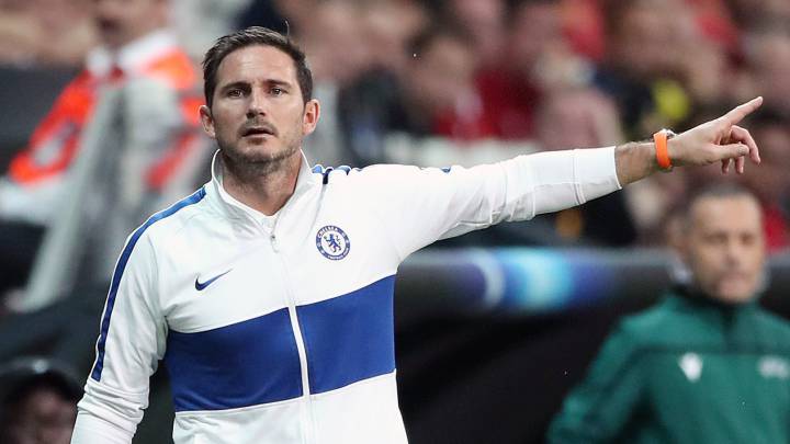 Frank Lampard da órdenes a su equipo durante el partido.