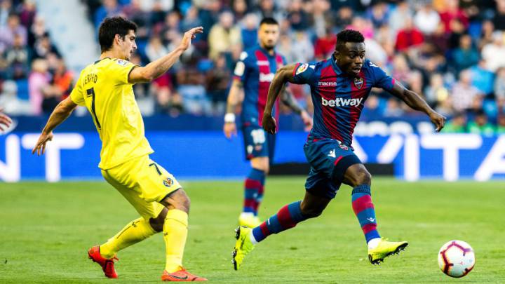 Moses Simon corre por la banda frente al Espanyol.