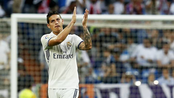 James le devuelve al público del Bernabéu su saludo cuando fue sustituido contra el Sevilla en su último partido con el Real Madrid.